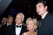Ministerpräsident Edmund Stoiber und Boxer Vladimir Klitschko (Foto: Martin Schmitz